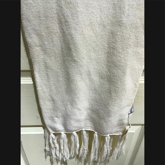 Guess Oatmeal Woman Scarf - Picture 3 of 4